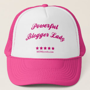 Starke Blogger-Dame Hat Truckerkappe