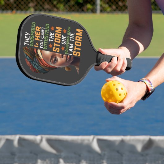 Starke Frau flüstert zurück, ich bin der Sturm Pickleball Schläger (InSitu)