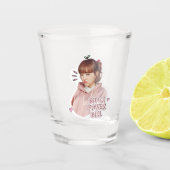 Starke Frau spielt bald Schnapsglas (Vorderseite)