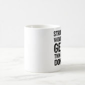 Starke Frauen erhalten Sachen erfolgt Kaffeetasse (Mittel)