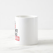 Starke Frauen schüchtern Jungen ein und regen Kaffeetasse (Mittel)