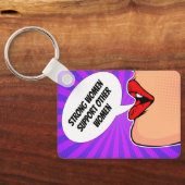 Starke Frauen unterstützen einander als feministis Schlüsselanhänger (Rückseite)