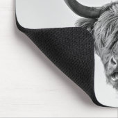 Starke Hochlandkuh im Monochrom Mousepad (Ecke)
