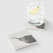 Starke Hochlandkuh im Monochrom Steinuntersetzer (Seitenansicht)