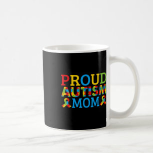 Starke Mama trägt farbige Puzzleteile für Autismus Kaffeetasse