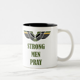 Starke Männer beten Zwei-Ton 11oz christliche Zweifarbige Tasse