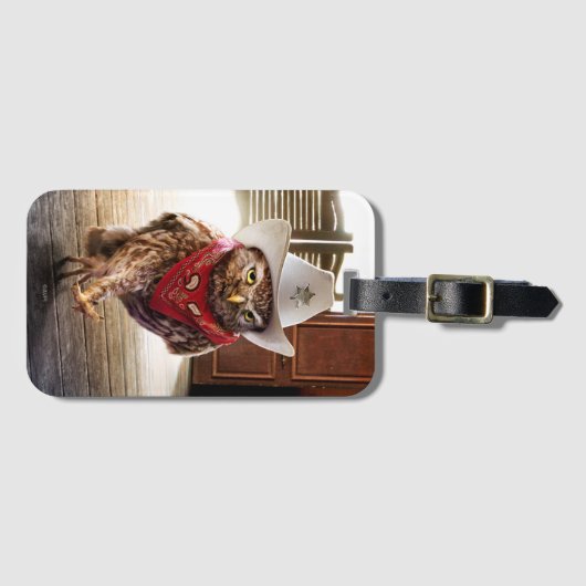 Starke Western-Sheriff-Eule mit Haltung u. Gepäckanhänger (Vorderseite (Horizontal))