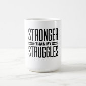 Stärker als meine Kämpfe Kaffeetasse (Mittel)