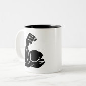 Starker Arm zeigt Biceps Zweifarbige Tasse (Vorderseite Links)