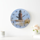 Starker Leuchtturm auf einer felsigen Küste im Große Wanduhr (Zuhause)