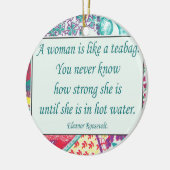 Starkes Frauen-Zitat, Weihnachtsverzierung Keramik Ornament (Links)