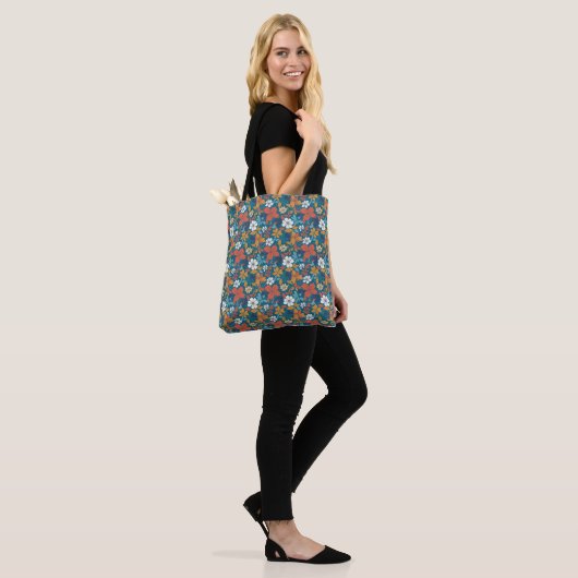 Starkes Sommerblumenmuster Tasche (Am Model)