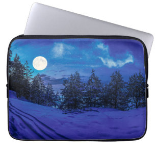 Starre Nacht mit Vollmond im Wald Laptopschutzhülle