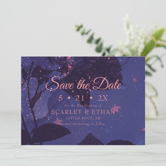Starry Lila Night Alternative Gothic Floral Save The Date (Stehend Vorderseite)
