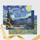 Starry Night Sky Vincent van Gogh Geschenkpapier Set<br><div class="desc">Genießen Sie die zeitlose Schönheit der Kunst mit Vincent van Gogh (1853-1890), einem holländischen Künstler aus der postimpressionistischen Zeit. Papierblätter umhüllen - eine Feier der Meisterwerke, die seit Generationen das Herz gefangen halten. Starry Night (1889) - mit einem Halbmond in einem wirbelnden Nachthimmel. Starry Night over the Rhone (1888) -...</div>