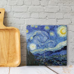 Starry Night Vincent van Gogh Fliese<br><div class="desc">Dekorative Keramik mit Starry Night (1889),  ein postimpressionistisches Ölgemälde von Vincent van Gogh (1853-1890). Ein Gemälde,  das den Blick außerhalb des Fensters vom Zimmer Van Gogh im Sanitorium in Saint-Remy-de-Provence,  Südfrankreich,  zeigt.</div>