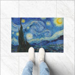 Starry Night | Vincent van Gogh Fußmatte<br><div class="desc">Starry Night (1889) von dem niederländischen Künstler Vincent Van Gogh. Original Artwork ist ein Öl auf der Leinwand,  das einen kraftvollen postimpressionistischen Nachthimmel in launischen Blau- und Gelbtönen darstellt. Verwenden Sie die Entwurfstools,  um einen benutzerdefinierten Text hinzuzufügen oder das Bild zu personalisieren.</div>