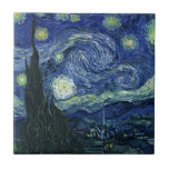 Starry Night Vincent van Gogh Kunstmalerei Fliese<br><div class="desc">Vincent van Gogh (Niederländisch, 1853 - 1890) Starry Night, 1889, Oil on Leinwand Ungerahmt: 73 × 92 cm (28, 7 × 36, 2 in) Dieses Bild zeigt den Blick von der Ostseite des Van Gogh-Asylzimmers in Saint-Rémy-de-Provence ce, er fügte ein idealisiertes Dorf hinzu. Seit 1941 ist es in der ständigen...</div>