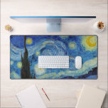 Starry Night, Vincent van Gogh Schreibtischunterlage<br><div class="desc">Vincent Willem van Gogh (30. März 1853 - 29. Juli 1890) war ein niederländischer postimpressionistischer Maler, der zu den berühmtesten und einflussreichsten Persönlichkeiten in der Geschichte der Western-Kunst zählt. In etwas mehr als einem Jahrzehnt schuf er etwa 2100 Kunstwerke, darunter etwa 860 Ölgemälde, die größtenteils aus den Jahre seines Lebens....</div>