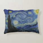 Starry Night Vincent van Gogh Zierkissen<br><div class="desc">Dieses schöne, schöne rechteckige Kissen zeigt das berühmte Bild des niederländischen postimpressionistischen Malers Vincent van Gogh "The Starry Night". Während seines am Asyl von Saint Remy in den 1880er Jahren malte van Gogh die sanften Hügel und Zypressenbäume, die er aus seinem Fenster sah. Er fügte auch das Dorf hinzu, das...</div>
