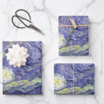 Starry Night von Vincent van Gogh Geschenkpapier Set<br><div class="desc">Starry Night by Vincent van Gogh ist ein Vintages, kunstvolles Post-Impressionismus Landschaft Stadtbild mit Blick auf Saint Remy, Frankreich aus van Gogh Asyl. Der Nachthimmel wirbelt mit Wolken und leuchtendem Halbmond und strahlenden Sternen über dem malerischen Dorf. Starry Night ist wahrscheinlich van Goghs berühmteste Gemälde und wurde während des Tages...</div>