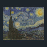 Starry Night von Vincent Van Gogh Holzleinwand<br><div class="desc">Die Starry Night von Vincent Van Gogh, Öl auf der Leinwand 1889, ist ein Landschaftsbild, das von einem großen Wirbel glänzender Sterne über einer Landschaft von entlegener Stadt und sanften Hügeln zeichnet. Im Vordergrund steht ein Zypressenbaum aus Single wie eine dunkelgrüne Flamme. Van Gogh malte sein sternenförmiges Meisterwerk nicht aus...</div>