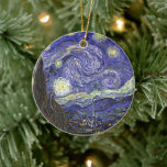 Starry Night von Vincent van Gogh Keramik Ornament<br><div class="desc">Starry Night by Vincent van Gogh ist ein Vintages, kunstvolles Post-Impressionismus Landschaft Stadtbild mit Blick auf Saint Remy, Frankreich aus van Gogh Asyl. Der Nachthimmel wirbelt mit Wolken und leuchtendem Halbmond und strahlenden Sternen über dem malerischen Dorf. Starry Night ist wahrscheinlich van Goghs berühmteste Gemälde und wurde während des Tages...</div>