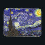 Starry Night von Vincent van Gogh Magnet<br><div class="desc">Starry Night by Vincent van Gogh ist ein Vintages, kunstvolles Post-Impressionismus Landschaft Stadtbild mit Blick auf Saint Remy, Frankreich aus van Gogh Asyl. Der Nachthimmel wirbelt mit Wolken und leuchtendem Halbmond und strahlenden Sternen über dem malerischen Dorf. Starry Night ist wahrscheinlich van Goghs berühmteste Gemälde und wurde während des Tages...</div>