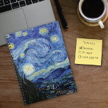 Starry Night von Vincent van Gogh Notizblock<br><div class="desc">Ein Wendelheft mit Starry Night (1889),  einem postimpressionistischen Ölgemälde von Vincent Van Gogh (1853-1890). Ein schöner Nachthimmel mit leuchtenden Sternen und einer Kirche im Dorf.</div>