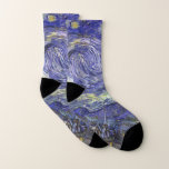 Starry Night von Vincent van Gogh Socken<br><div class="desc">Starry Night by Vincent van Gogh ist ein Vintages, kunstvolles Post-Impressionismus Landschaft Stadtbild mit Blick auf Saint Remy, Frankreich aus van Gogh Asyl. Der Nachthimmel wirbelt mit Wolken und leuchtendem Halbmond und strahlenden Sternen über dem malerischen Dorf. Starry Night ist wahrscheinlich van Goghs berühmteste Gemälde und wurde während des Tages...</div>