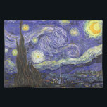 Starry Night von Vincent van Gogh Stofftischset<br><div class="desc">Starry Night by Vincent van Gogh ist ein Vintages, kunstvolles Post-Impressionismus Landschaft Stadtbild mit Blick auf Saint Remy, Frankreich aus van Gogh Asyl. Der Nachthimmel wirbelt mit Wolken und leuchtendem Halbmond und strahlenden Sternen über dem malerischen Dorf. Starry Night ist wahrscheinlich van Goghs berühmteste Gemälde und wurde während des Tages...</div>