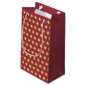 Stars Pattern Trending Colors Maroon Gold Kleine Geschenktüte (Rückseite Schrägansicht)