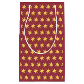 Stars Pattern Trending Colors Maroon Gold Kleine Geschenktüte (Vorderseite)
