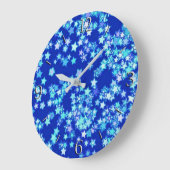 Stars, shades of pale blue against dark blue große wanduhr (Winkel)