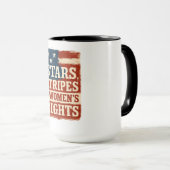 Stars, Stripes & Women’s Rights Distressed Flag Tasse (VorderseiteRechts)