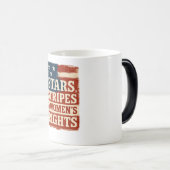 Stars, Stripes & Women’s Rights Distressed Flag Verwandlungstasse (VorderseiteRechts)