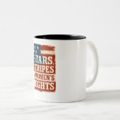 Stars, Stripes & Women’s Rights Distressed Flag Zweifarbige Tasse (VorderseiteRechts)