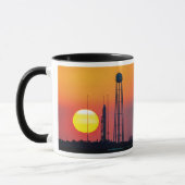 Start der NASA Antares Rocket Sunrise Tasse (Links)