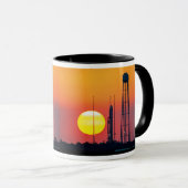 Start der NASA Antares Rocket Sunrise Tasse (VorderseiteRechts)