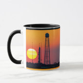 Start der NASA Antares Rocket Sunrise Tasse (Links)