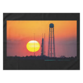 Start der NASA Antares Rocket Sunrise Tischdecke (Vorderseite (Horizontal))