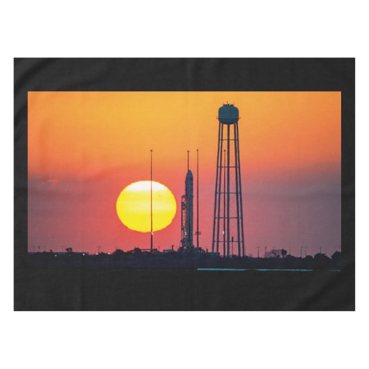Start der NASA Antares Rocket Sunrise Tischdecke (Vorderseite (Horizontal))