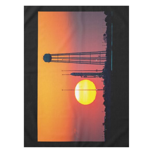 Start der NASA Antares Rocket Sunrise Tischdecke (Vorderseite)