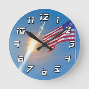 Start von Apollo 11 mit amerikanischer Flagge Runde Wanduhr