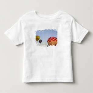 Start von Heißluftballons Kleinkind T-shirt
