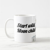 🌙 Starte Wild, Mondkind Tasse – Schlafendes Baby (Links)