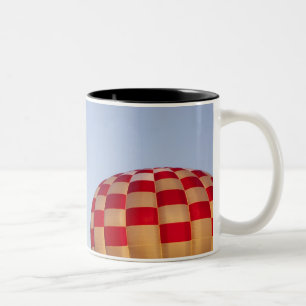 Starten von Heißluftballons Zweifarbige Tasse