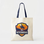 State Pride Wyoming Tragetasche<br><div class="desc">Anderson Design Group ist eine preisgekrönte Illustrations- und Designfirma in Nashville,  Tennessee. Der Gründer Joel Anderson leitet ein Team talentierter Künstler,  um originale Posterkunst zu kreieren,  die wie Vintage Werbedrucke von den 1920er bis 1960er Jahren aussieht.</div>