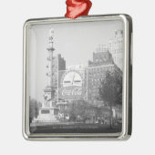 Statue auf amerikanischem Stadtplatz B&W Silbernes Ornament (Links)