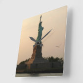 Statue des Freiheit-Sonnenuntergangs Quadratische Wanduhr (Winkel)